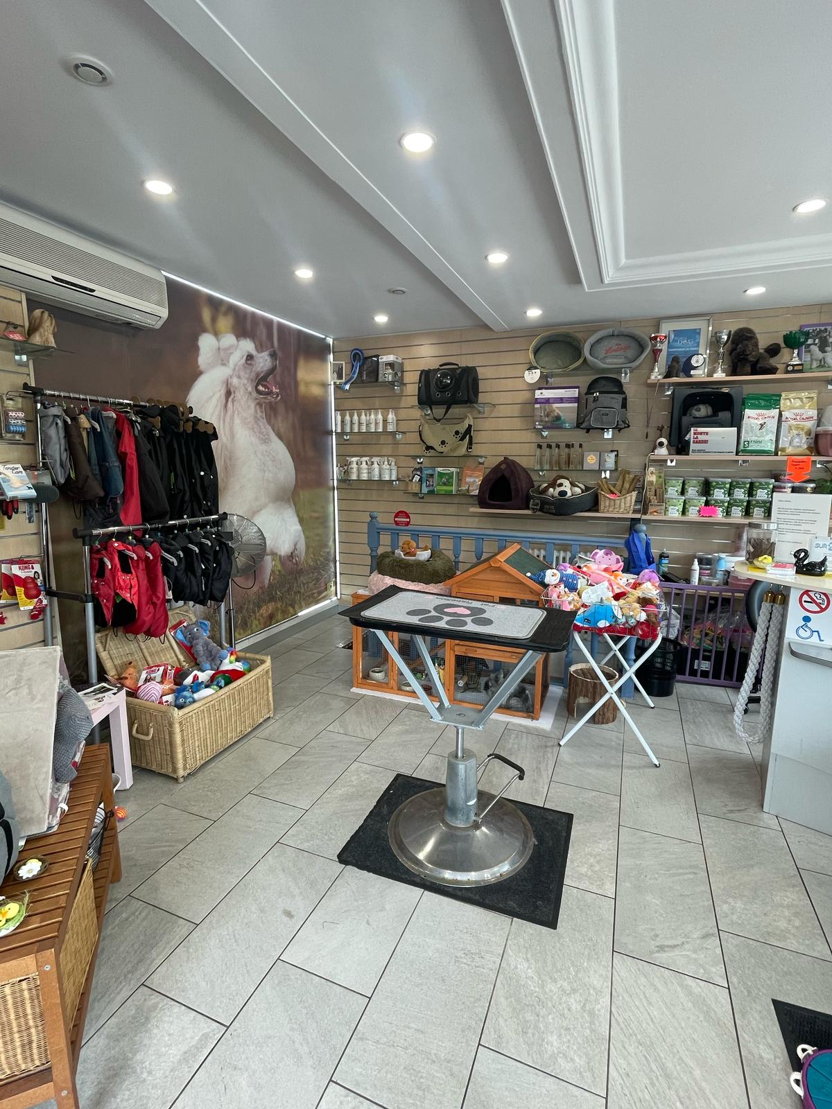 La boutique pour animaux du salon de toilettage à Montgeron.